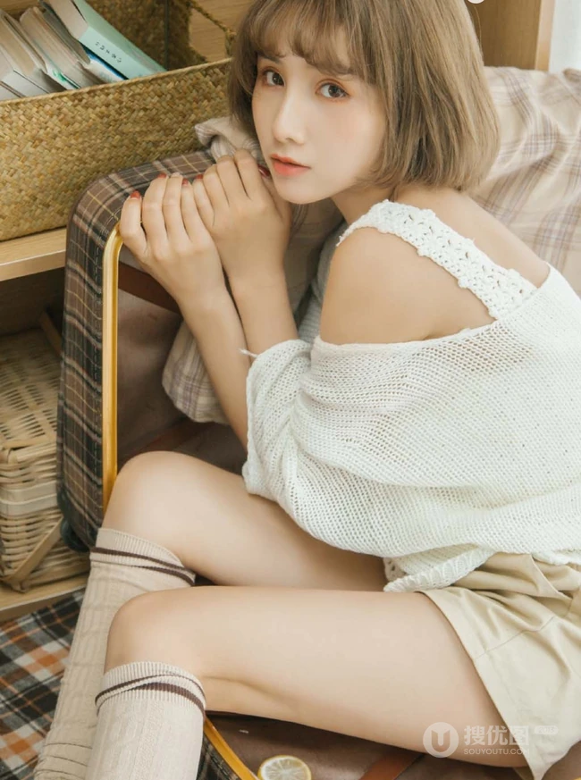 短发可爱俏皮女生穿着白衣短裤居家书房唯美动人写真
