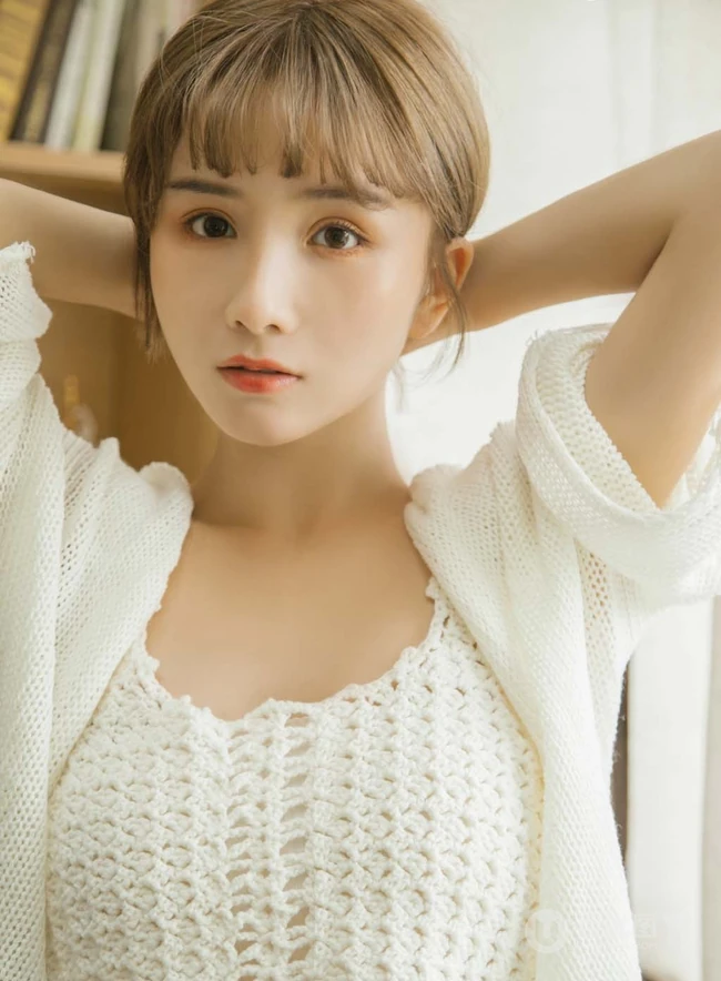 短发可爱俏皮女生穿着白衣短裤居家书房唯美动人写真