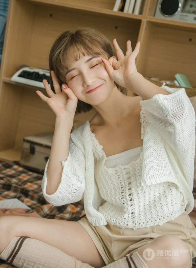 短发可爱俏皮女生穿着白衣短裤居家书房唯美动人写真