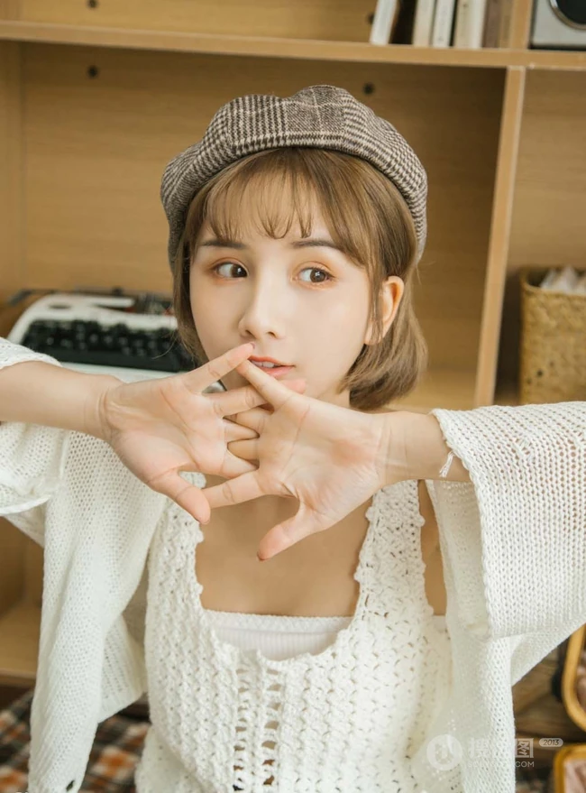 短发可爱俏皮女生穿着白衣短裤居家书房唯美动人写真