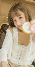 短发可爱俏皮女生穿着白衣短裤居家书房唯美动人写真