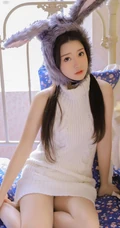 精选白皙气质线条感佳人女生露背毛衣白裙室内写真图片
