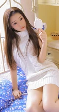 精选白皙气质线条感佳人女生露背毛衣白裙室内写真图片