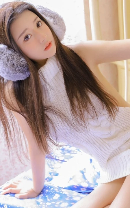 精选白皙气质线条感佳人女生露背毛衣白裙室内写真图片