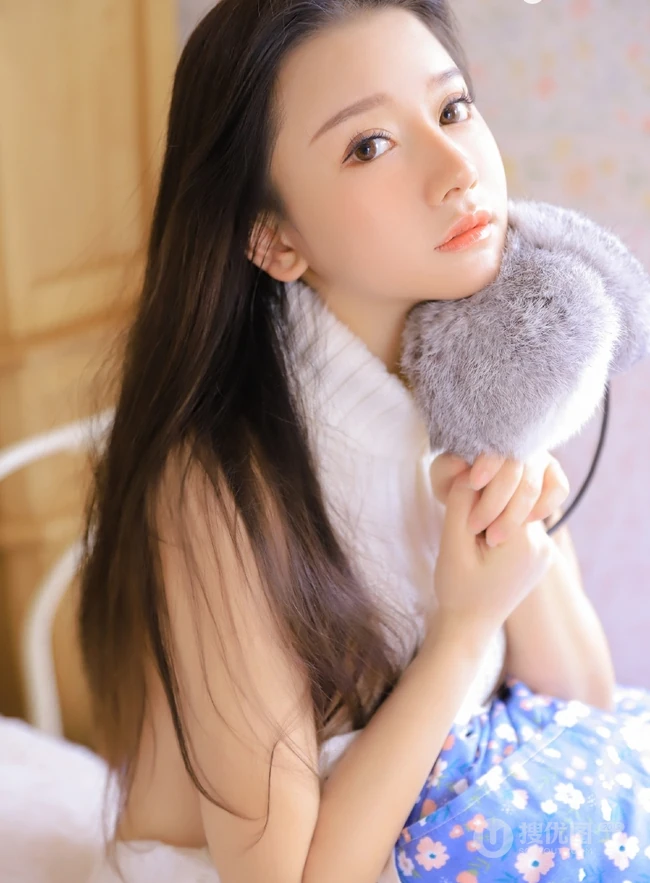 精选白皙气质线条感佳人女生露背毛衣白裙室内写真图片