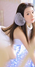 精选白皙气质线条感佳人女生露背毛衣白裙室内写真图片