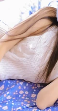 精选白皙气质线条感佳人女生露背毛衣白裙室内写真图片