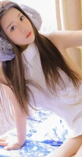 精选白皙气质线条感佳人女生露背毛衣白裙室内写真图片