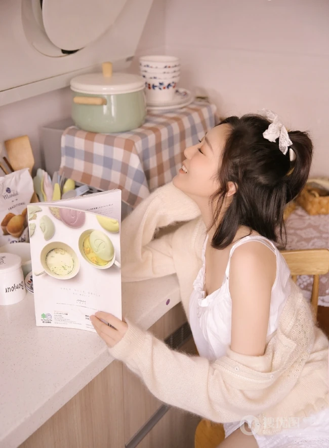 余生做个俗人，可爱俏皮女孩洗衣房动人写真美图
