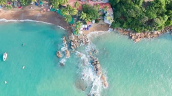 海边旅游别墅，海边沙滩的高清4K手机壁纸