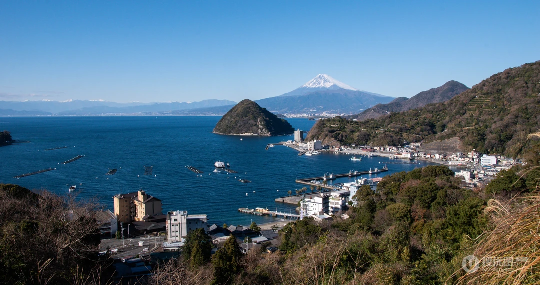 海边旅游别墅，海边沙滩的高清4K手机壁纸