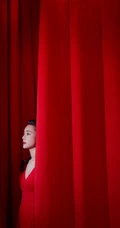 张静初肩带红裙优雅气质又动人写真美图