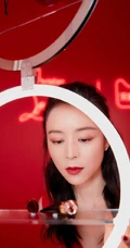张静初肩带红裙优雅气质又动人写真美图