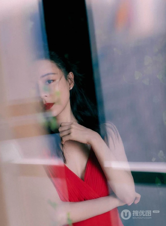 张静初肩带红裙优雅气质又动人写真美图
