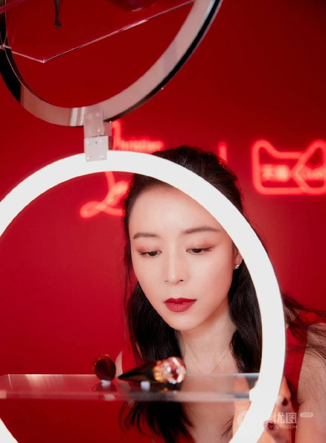 张静初肩带红裙优雅气质又动人写真美图