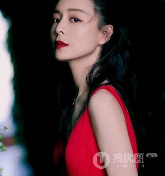 张静初肩带红裙优雅气质又动人写真美图