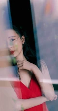 张静初肩带红裙优雅气质又动人写真美图
