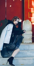 余玥时尚潮流街拍写真，卫衣搭长裙酷美动人
