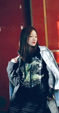 余玥时尚潮流街拍写真，卫衣搭长裙酷美动人
