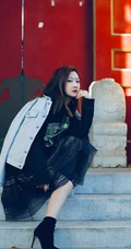 余玥时尚潮流街拍写真，卫衣搭长裙酷美动人