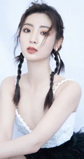 邢菲微博晒活动写真照，上白下黑肩带连衣毛裙魅力十足