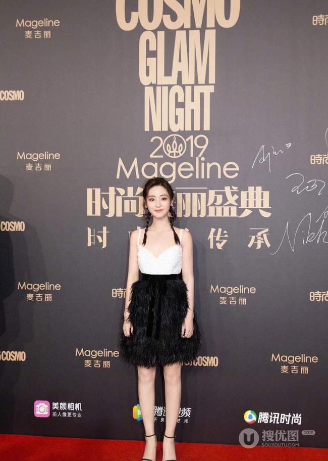 邢菲微博晒活动写真照，上白下黑肩带连衣毛裙魅力十足