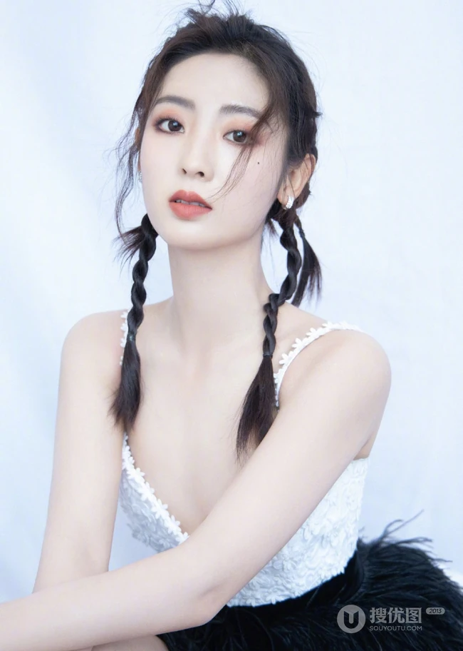 邢菲微博晒活动写真照，上白下黑肩带连衣毛裙魅力十足