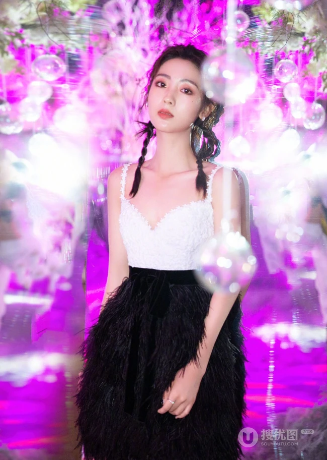邢菲微博晒活动写真照，上白下黑肩带连衣毛裙魅力十足