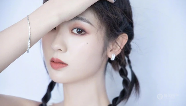 邢菲微博晒活动写真照，上白下黑肩带连衣毛裙魅力十足