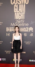 邢菲微博晒活动写真照，上白下黑肩带连衣毛裙魅力十足