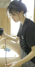动人小脸丸子头文艺少女黑T银裙室内沙发写真图片