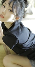 动人小脸丸子头文艺少女黑T银裙室内沙发写真图片