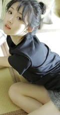 动人小脸丸子头文艺少女黑T银裙室内沙发写真图片