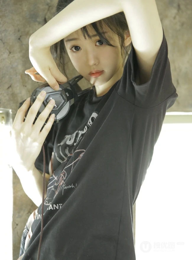 动人小脸丸子头文艺少女黑T银裙室内沙发写真图片