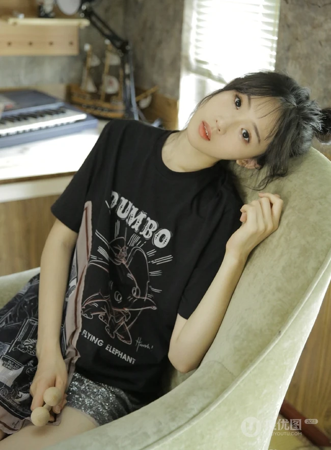 动人小脸丸子头文艺少女黑T银裙室内沙发写真图片