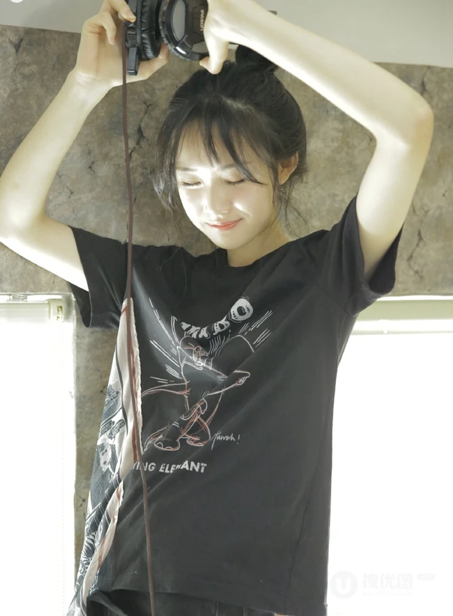 动人小脸丸子头文艺少女黑T银裙室内沙发写真图片