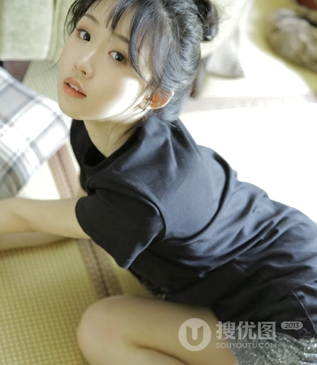 动人小脸丸子头文艺少女黑T银裙室内沙发写真图片
