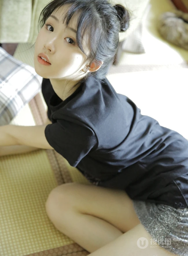 动人小脸丸子头文艺少女黑T银裙室内沙发写真图片