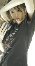 动人小脸丸子头文艺少女黑T银裙室内沙发写真图片