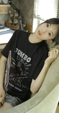 动人小脸丸子头文艺少女黑T银裙室内沙发写真图片
