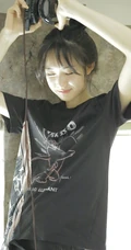 动人小脸丸子头文艺少女黑T银裙室内沙发写真图片