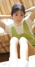 笑容动人肩带绿衣短裤线条感少女怡然室内写真图片