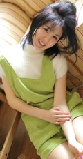 笑容动人肩带绿衣短裤线条感少女怡然室内写真图片