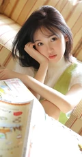 笑容动人肩带绿衣短裤线条感少女怡然室内写真图片