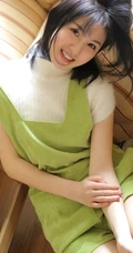 笑容动人肩带绿衣短裤线条感少女怡然室内写真图片