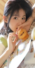笑容动人肩带绿衣短裤线条感少女怡然室内写真图片