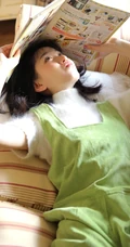 笑容动人肩带绿衣短裤线条感少女怡然室内写真图片