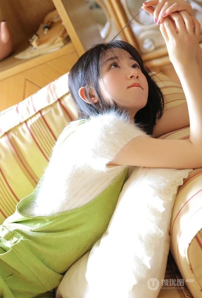 笑容动人肩带绿衣短裤线条感少女怡然室内写真图片