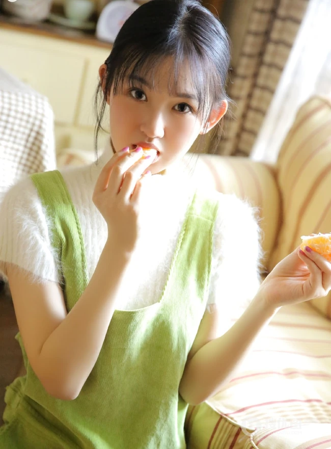 笑容动人肩带绿衣短裤线条感少女怡然室内写真图片
