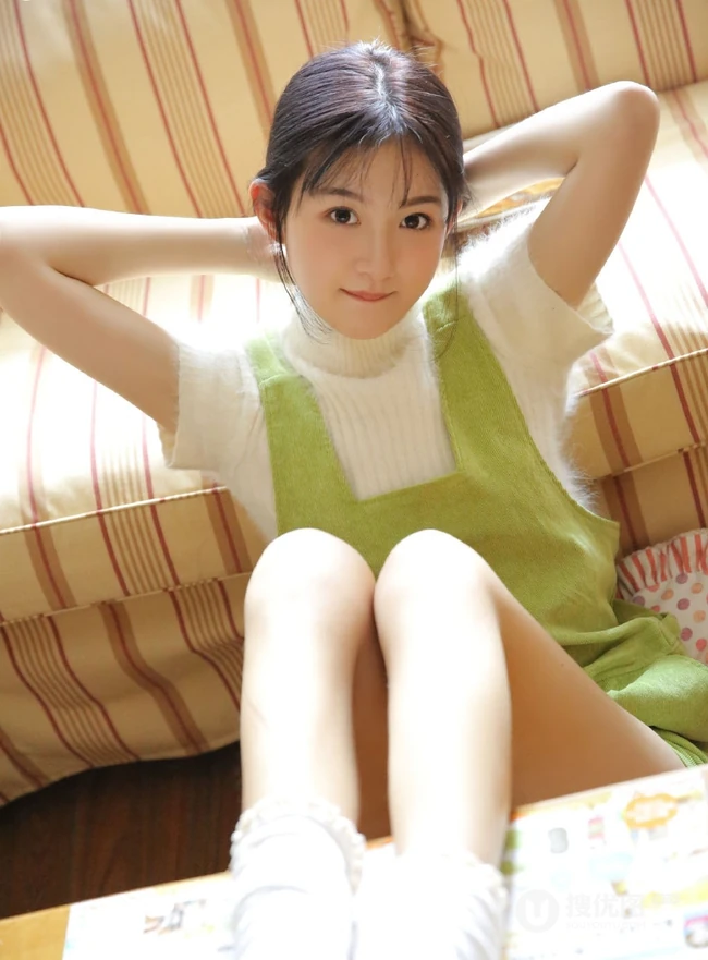 笑容动人肩带绿衣短裤线条感少女怡然室内写真图片
